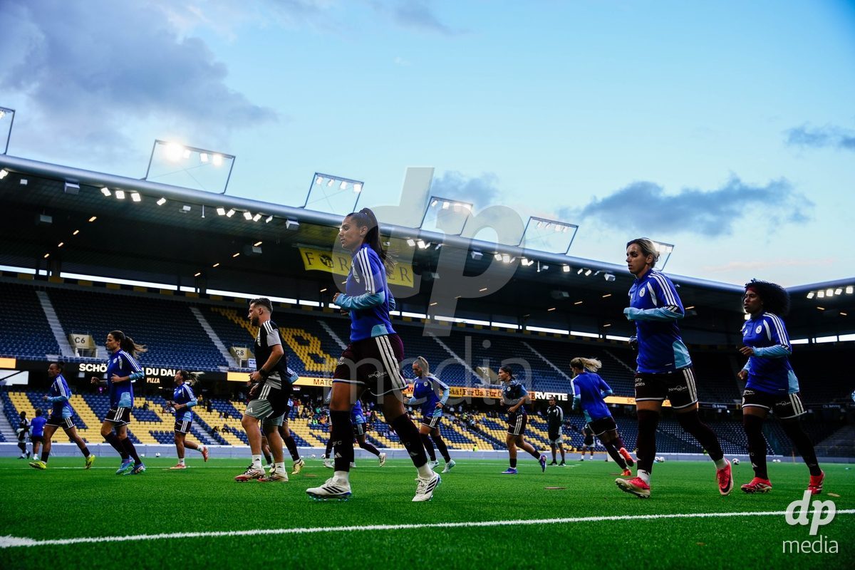 Switzerland: AXA Womens Super League 2026/27, BSC YB Frauen vs Servette FC Chenois Feminin - Wankdorf Stadium, Bern: Players of Servette FC Chenois Feminin warming up