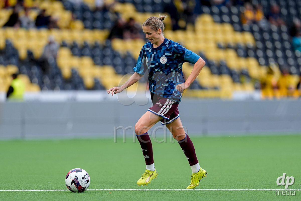Switzerland: AXA Womens Super League 2026/27, BSC YB Frauen vs Servette FC Chenois Feminin - Wankdorf Stadium, Bern: Players of Servette FC Chenois Feminin warming up