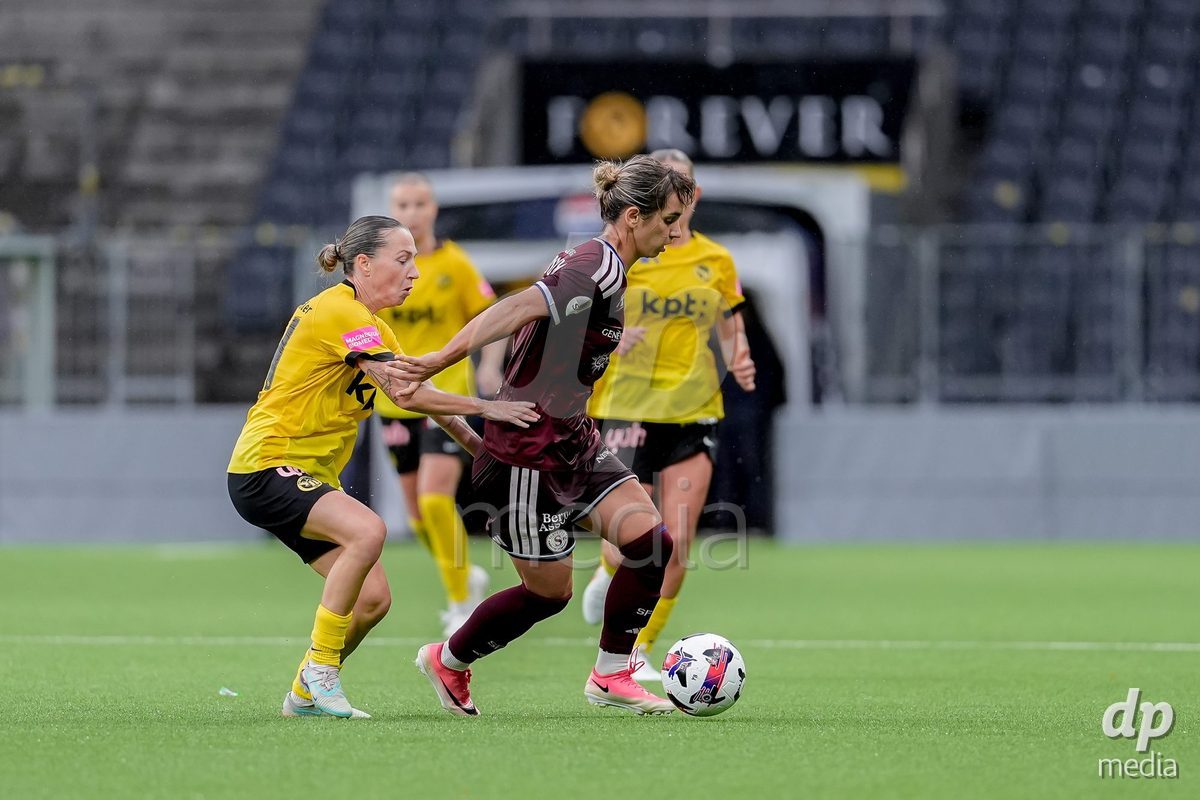 Switzerland: AXA Womens Super League 2026/27, BSC YB Frauen vs Servette FC Chenois Feminin - Wankdorf Stadium, Bern: Natasa Andonova (NataÅ¡a Andonova) (7 Servette FC Chenois Feminin), right, and Lisa Josten (24 BSC YB Frauen), left, in action.