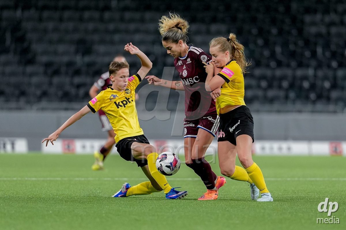 Switzerland: AXA Womens Super League 2026/27, BSC YB Frauen vs Servette FC Chenois Feminin - Wankdorf Stadium, Bern: Noa Linn Munger (Noa Linn Münger) (8 BSC YB Frauen), right, Stefanie Da Eira (Stéfanie Da Eira) (64 Servette FC Chenois Feminin), middle and Bianca Dysli (23 BSC YB Frauen), left, in action.