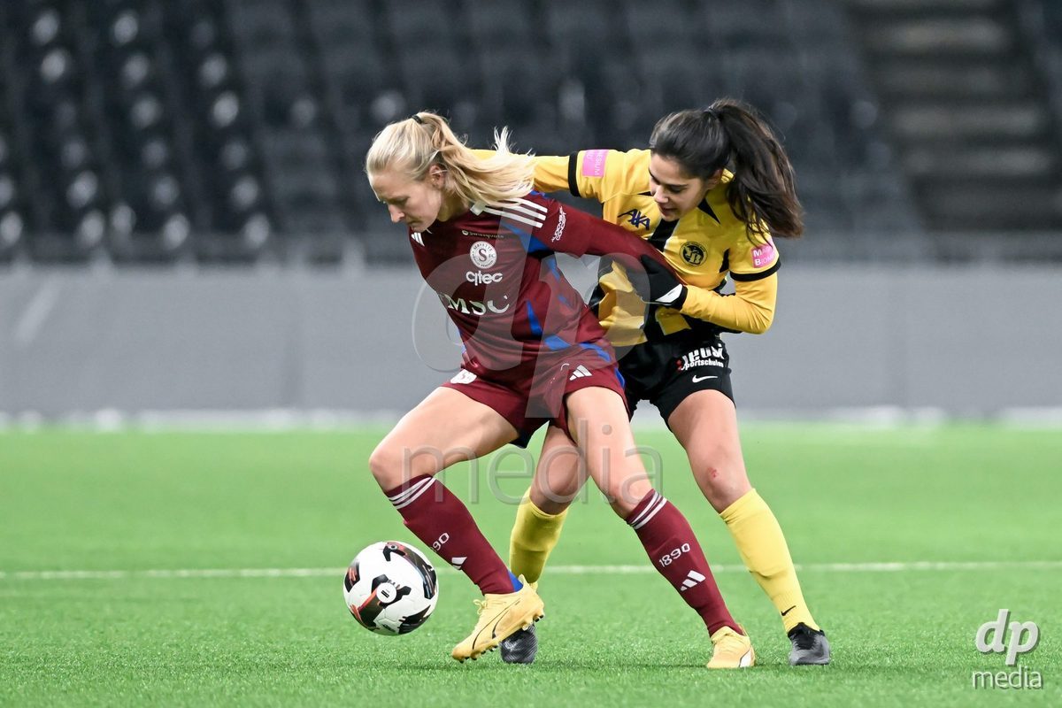 23.11.2024, Bern, Stadion Wankdorf, Women's Super League: BSC YB Frauen - Servette FC Chênois Féminin,  #9 Cassandra Korhonen (Servette FC Chenois Feminin, left) against #26 Laura Frey (BSC YB Frauen, right)