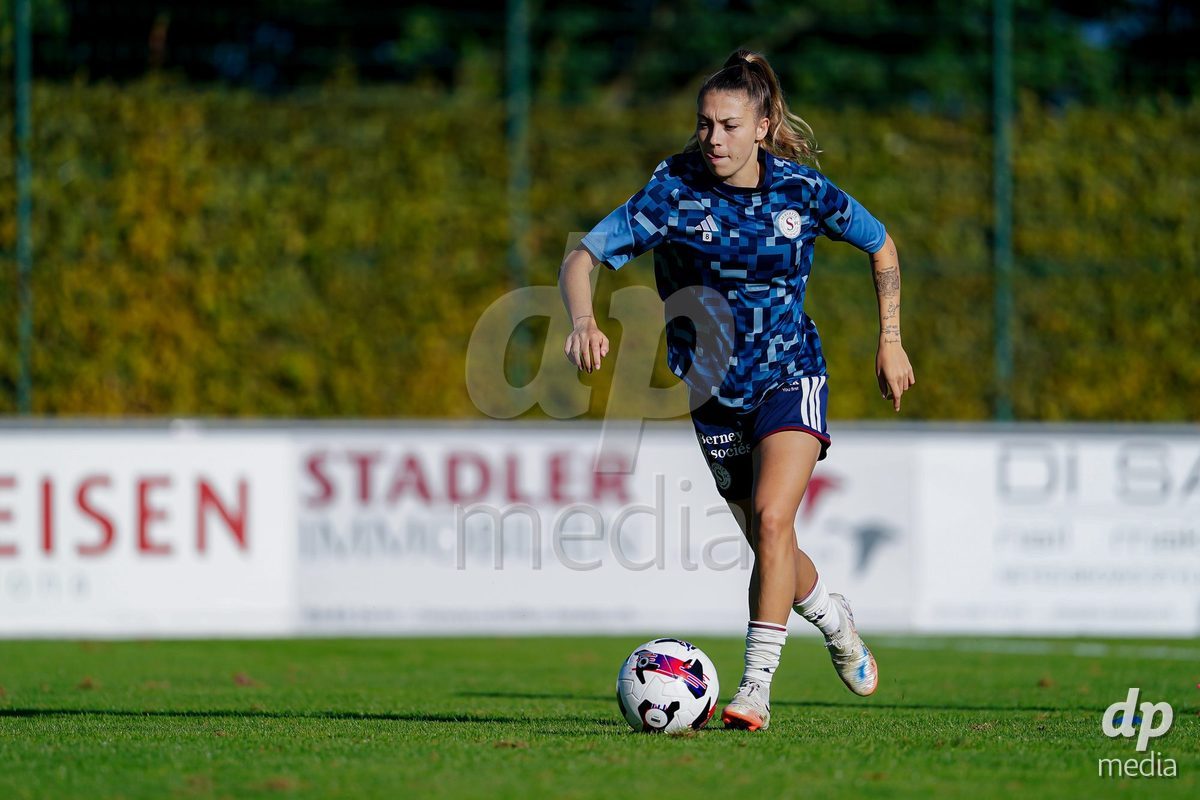 Rapperswil, Switzerland - September 12: Asun Martinez (Asun Martínez) of Servette FC Chenois Feminin warming up during the AXA Women's Super League match between FC Rapperswil-Jona and Servette FC Chenois Feminin at Stadion Grünfeld on September 12, 2026 in Rapperswil, Switzerland.