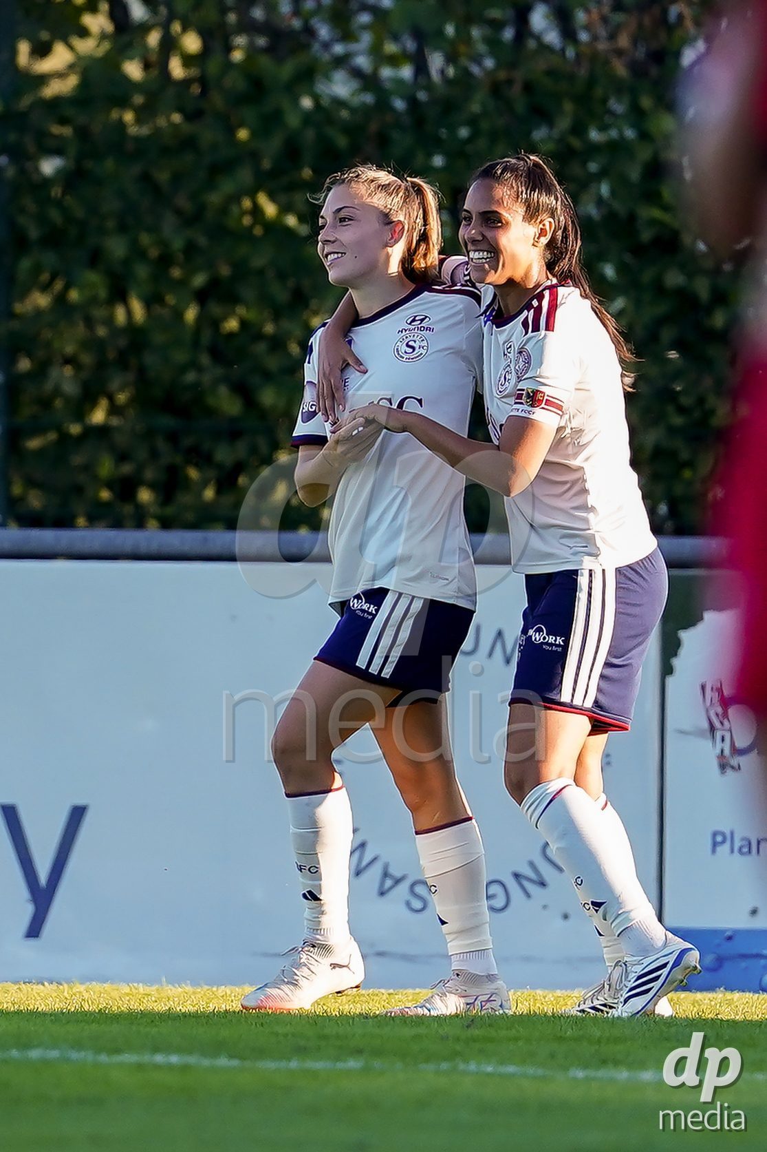 Rapperswil, Switzerland - September 12: Asun Martinez (Asun Martínez) of Servette FC Chenois Feminin celebrating with team after scoring teams first goal during the AXA Women's Super League match between FC Rapperswil-Jona and Servette FC Chenois Feminin at Stadion Grünfeld on September 12, 2026 in Rapperswil, Switzerland.
