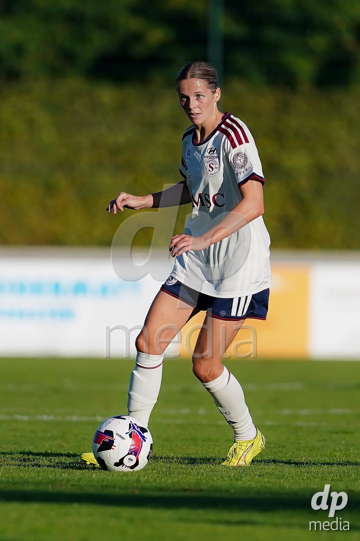 Rapperswil, Switzerland - September 12: Laura Strik of Servette FC Chenois Feminin controls the ball during the AXA Women's Super League match between FC Rapperswil-Jona and Servette FC Chenois Feminin at Stadion Grünfeld on September 12, 2026 in Rapperswil, Switzerland.