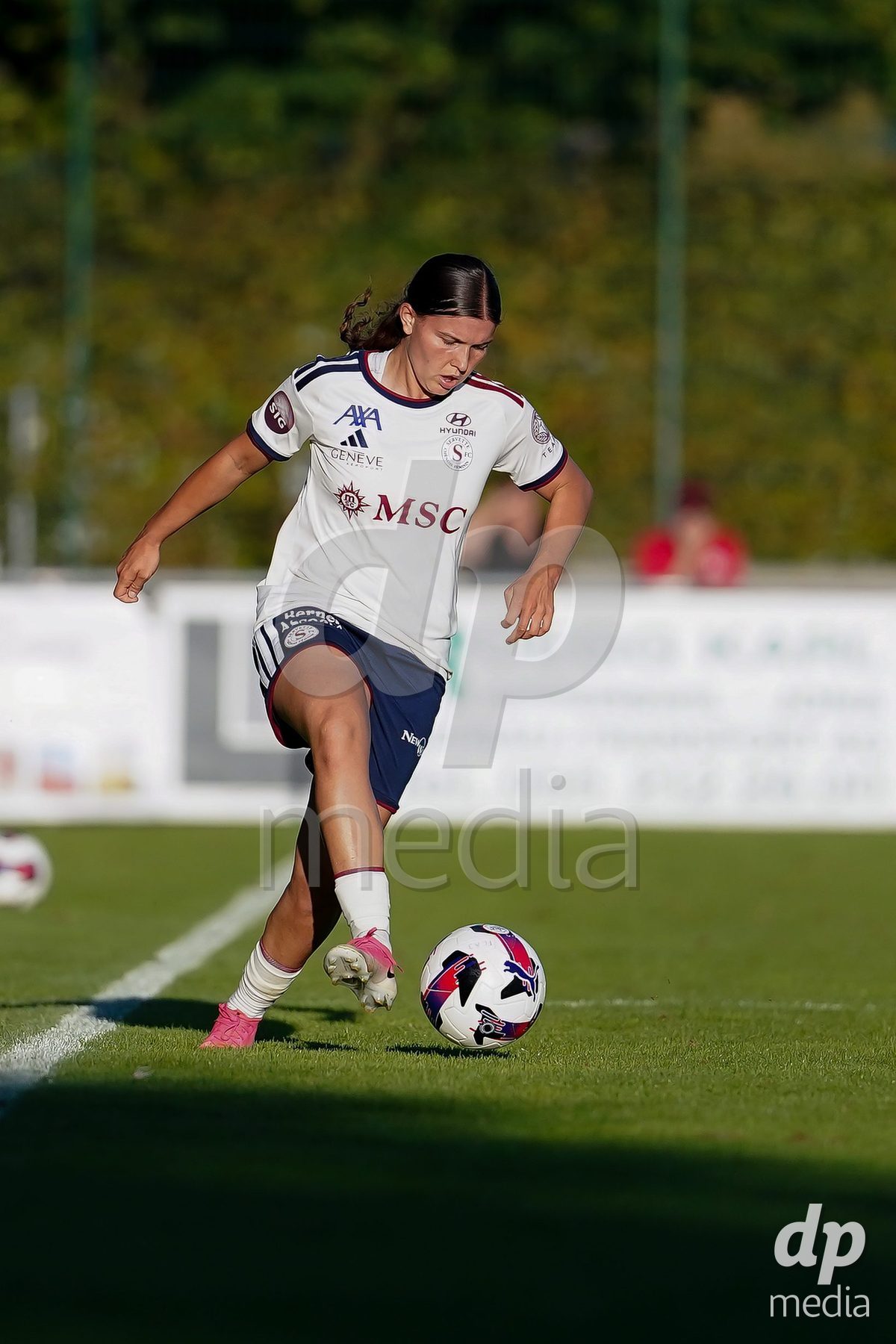 Rapperswil, Switzerland - September 12: Chiara Wallin of Servette FC Chenois Feminin controls the ball during the AXA Women's Super League match between FC Rapperswil-Jona and Servette FC Chenois Feminin at Stadion Grünfeld on September 12, 2026 in Rapperswil, Switzerland.
