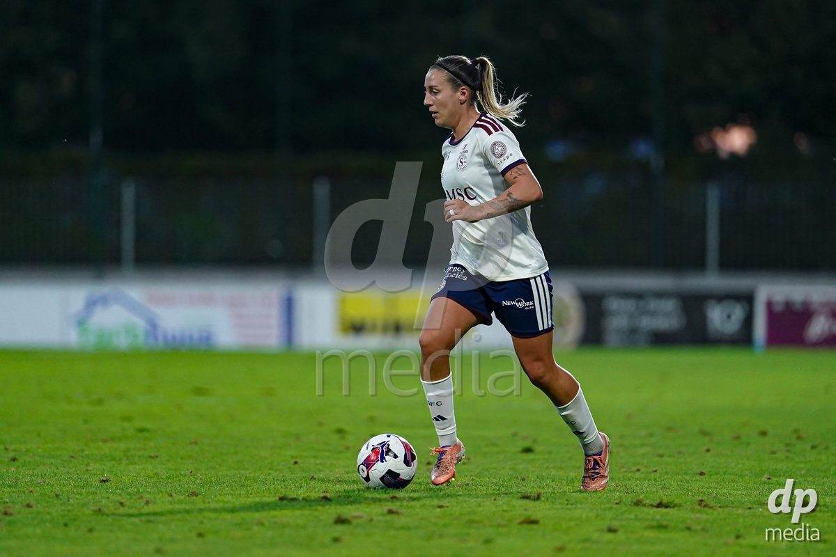 Rapperswil, Switzerland - September 12: Gloria Marinelli of Servette FC Chenois Feminin controls the ball during the AXA Women's Super League match between FC Rapperswil-Jona and Servette FC Chenois Feminin at Stadion Grünfeld on September 12, 2026 in Rapperswil, Switzerland.