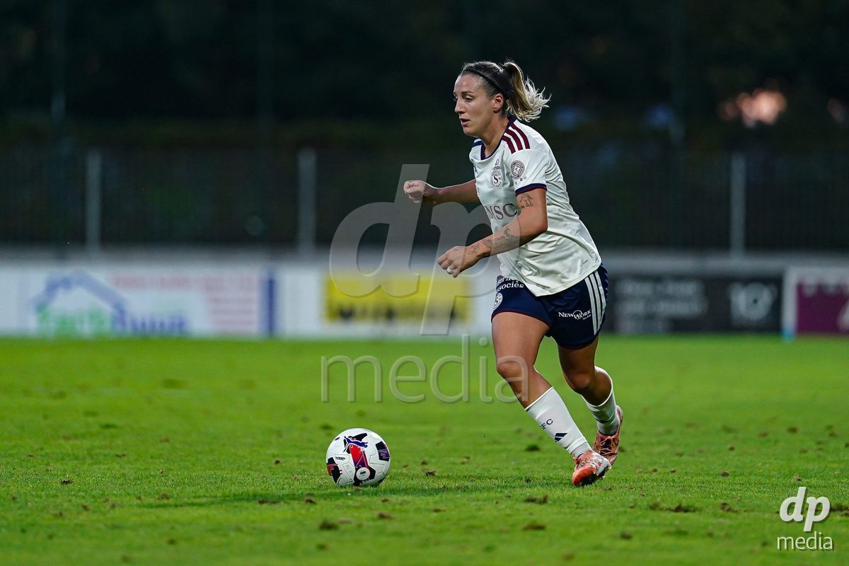 Rapperswil, Switzerland - September 12: Gloria Marinelli of Servette FC Chenois Feminin controls the ball during the AXA Women's Super League match between FC Rapperswil-Jona and Servette FC Chenois Feminin at Stadion Grünfeld on September 12, 2026 in Rapperswil, Switzerland.