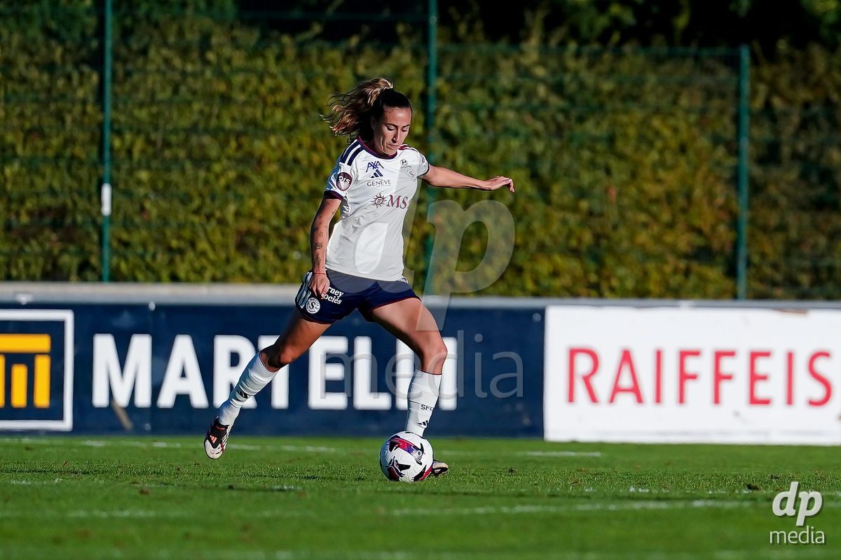 Rapperswil, Switzerland - September 12: Laia Balleste (Laia Ballesté) of Servette FC Chenois Feminin controls the ball during the AXA Women's Super League match between FC Rapperswil-Jona and Servette FC Chenois Feminin at Stadion Grünfeld on September 12, 2026 in Rapperswil, Switzerland.