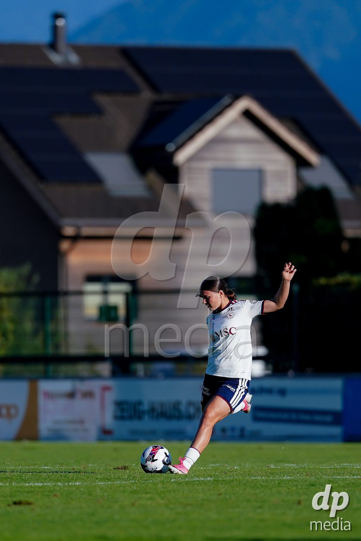 Rapperswil, Switzerland - September 12: Chiara Wallin of Servette FC Chenois Feminin controls the ball during the AXA Women's Super League match between FC Rapperswil-Jona and Servette FC Chenois Feminin at Stadion Grünfeld on September 12, 2026 in Rapperswil, Switzerland.