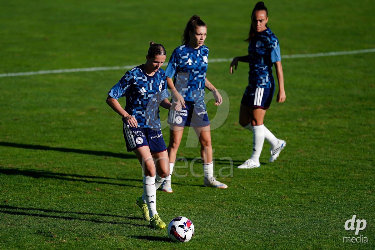 Rapperswil, Switzerland - September 12: Laura Strik of Servette FC Chenois Feminin warming up during the AXA Women's Super League match between FC Rapperswil-Jona and Servette FC Chenois Feminin at Stadion Grünfeld on September 12, 2026 in Rapperswil, Switzerland.
