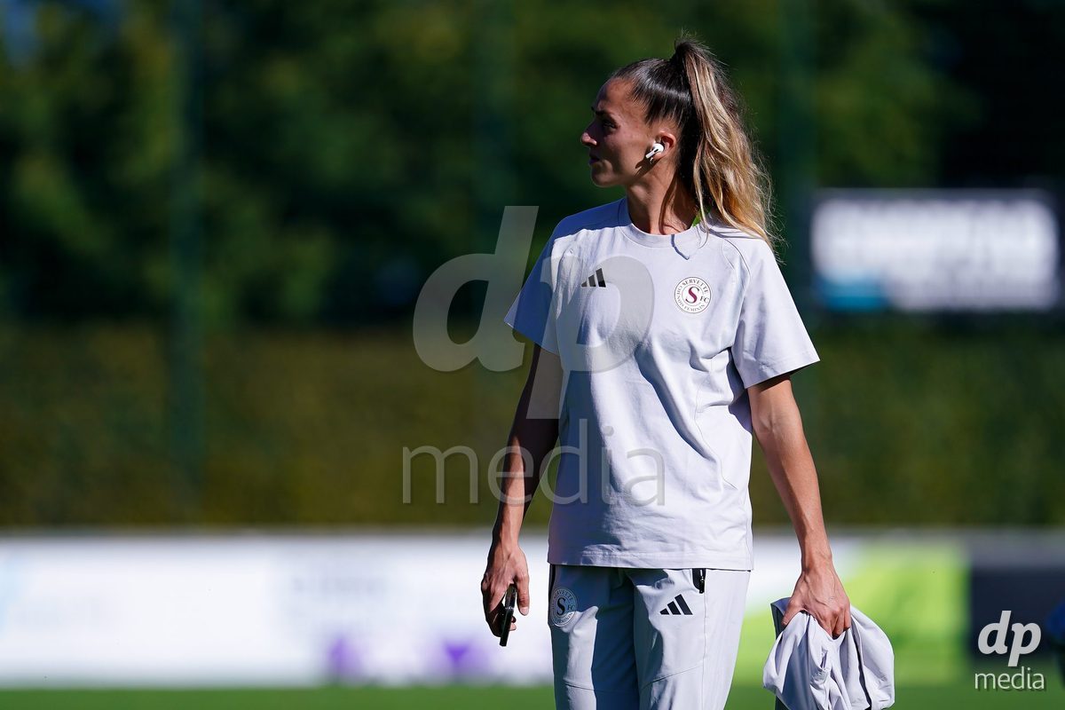 Rapperswil, Switzerland - September 12: Amanda Chaney of Servette FC Chenois Feminin arrival during the AXA Women's Super League match between FC Rapperswil-Jona and Servette FC Chenois Feminin at Stadion Grünfeld on September 12, 2026 in Rapperswil, Switzerland.