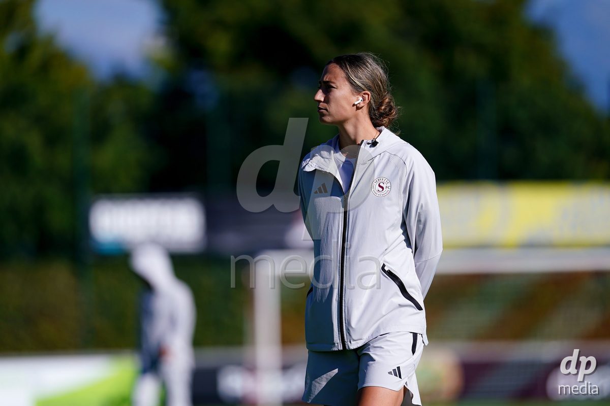 Rapperswil, Switzerland - September 12: Laia Balleste (Laia Ballesté) of Servette FC Chenois Feminin arrival during the AXA Women's Super League match between FC Rapperswil-Jona and Servette FC Chenois Feminin at Stadion Grünfeld on September 12, 2026 in Rapperswil, Switzerland.