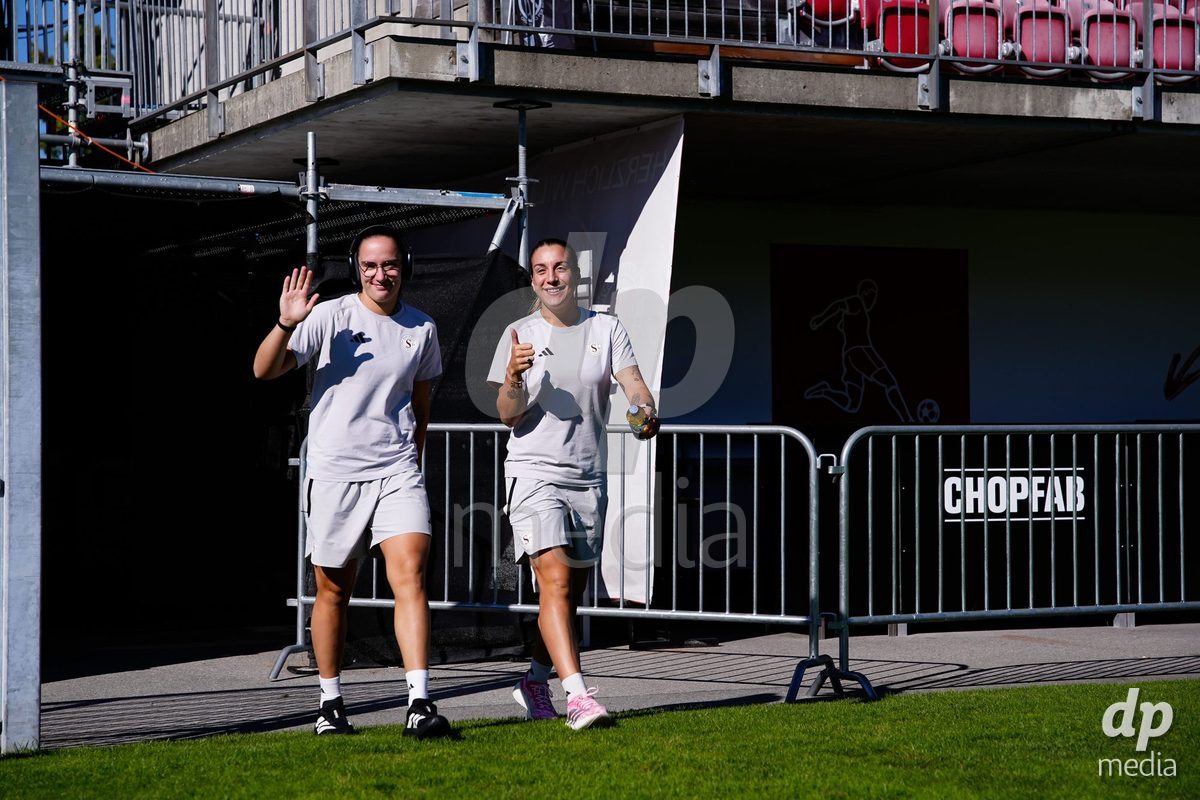 Rapperswil, Switzerland - September 12: Players of Servette FC Chenois Feminin arrival during the AXA Women's Super League match between FC Rapperswil-Jona and Servette FC Chenois Feminin at Stadion Grünfeld on September 12, 2026 in Rapperswil, Switzerland.