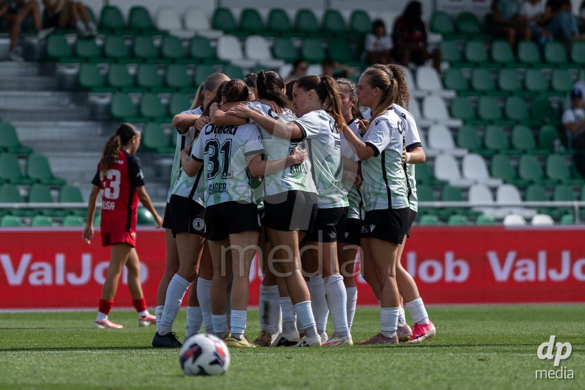 YVERDON-LES-BAINS - SWITZERLAND - SEPTEMBER 13 : Yverdon Sport Women celebrates the goal during the AXA Women's Super League match between Yverdon Sport Women and FC Aarau Frauen at Stade Municipal on September 13, 2026 in Yverdon-les-Bains, Switzerland.