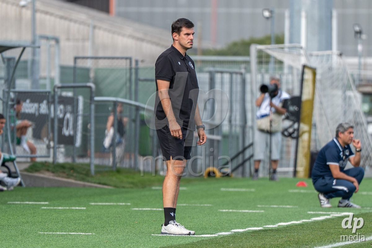 YVERDON-LES-BAINS - SWITZERLAND - SEPTEMBER 13 : Arnaud Vialatte, Yverdon Sport Women's head coach, during the AXA Women's Super League match between Yverdon Sport Women and FC Aarau Frauen at Stade Municipal on September 13, 2026 in Yverdon-les-Bains, Switzerland.