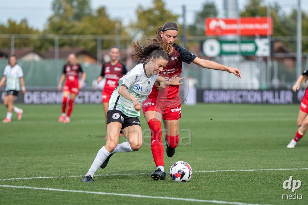 YVERDON-LES-BAINS - SWITZERLAND - SEPTEMBER 13 : Duel between Chloé Marie Anne Le Franc of Yverdon Sport Women and Celia Hofer of FC Aarau Frauen during the AXA Women's Super League match between Yverdon Sport Women and FC Aarau Frauen at Stade Municipal on September 13, 2026 in Yverdon-les-Bains, Switzerland.