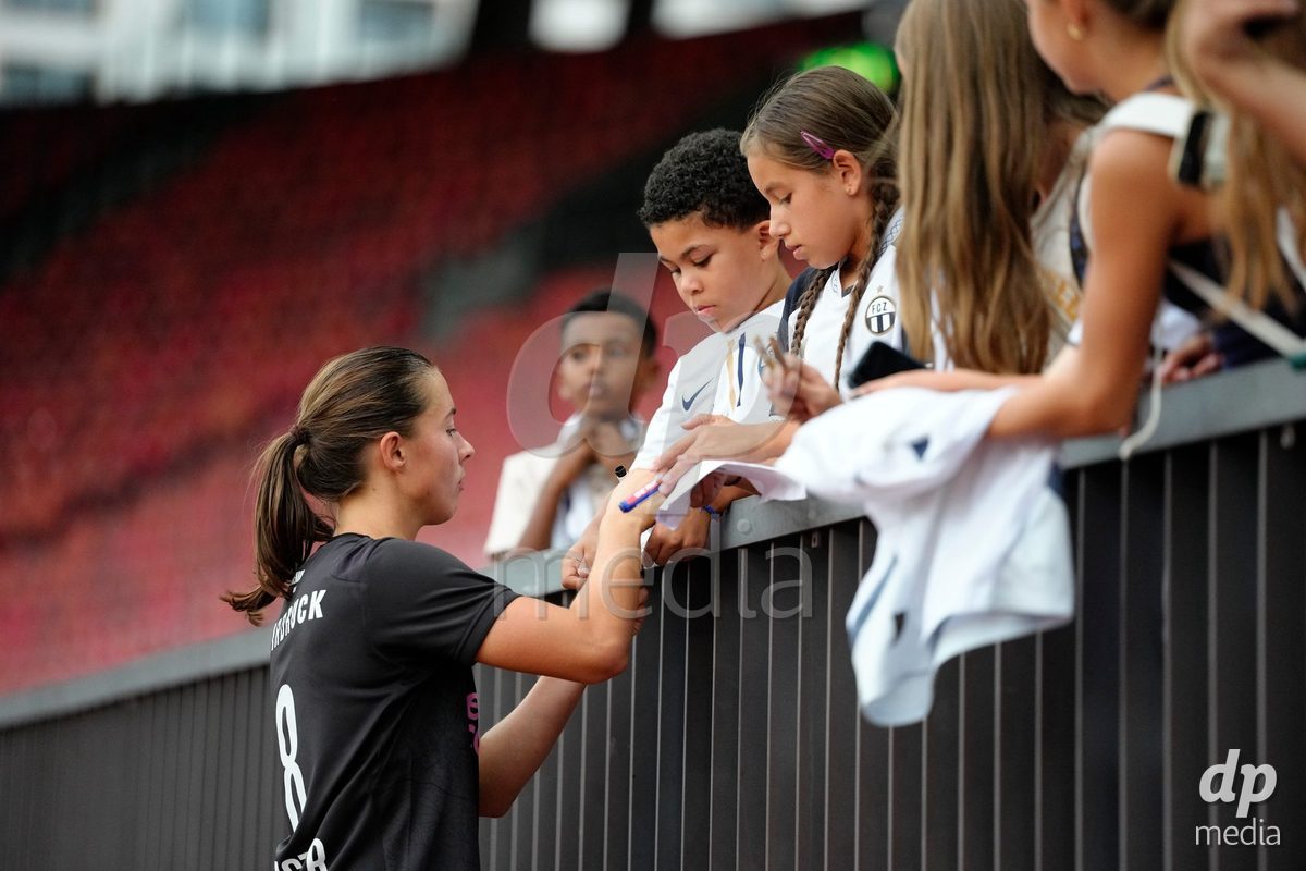 Zurich, Switzerland - September 13: Amelie Schuster of FC Zürich interacting with the fans after the AXA Women's Super League match between FC Zurich and FC Basel 1893 at Stadion Letzigrund on September 13, 2026 in Zurich, Switzerland.