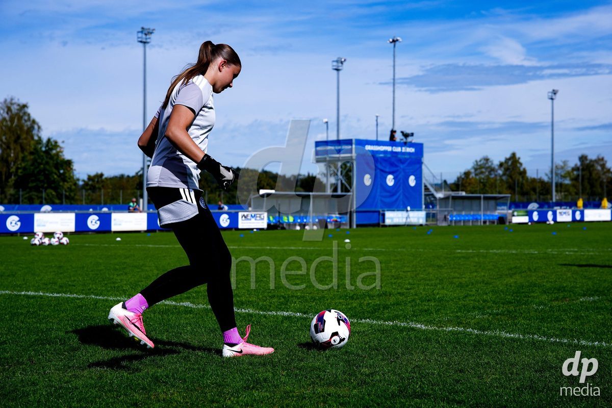 NIEDERHASLI, SWITZERLAND - September 13: Players of GC Frauenfussball warming up during the AXA Women's Super League match between GC Frauenfussball and FC Luzern at GC Campus on September 13, 2026 in Niederhasli, Switzerland.