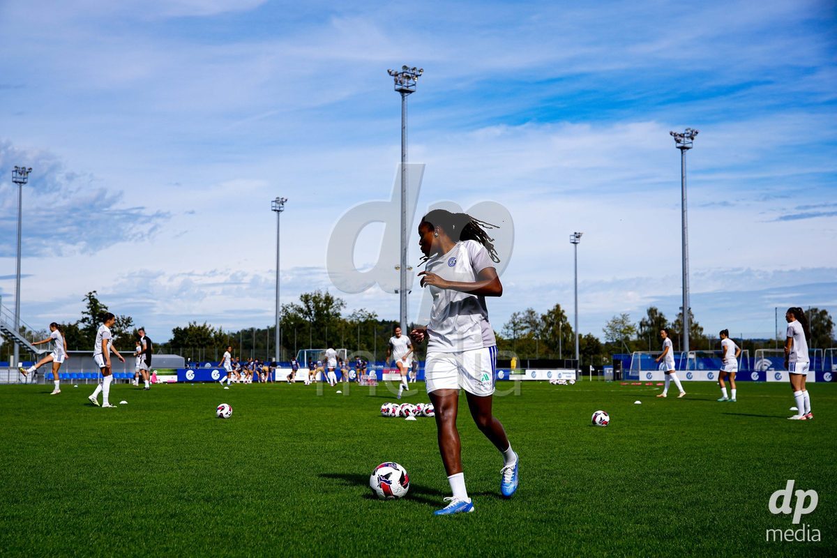 NIEDERHASLI, SWITZERLAND - September 13: Players of GC Frauenfussball warming up during the AXA Women's Super League match between GC Frauenfussball and FC Luzern at GC Campus on September 13, 2026 in Niederhasli, Switzerland.