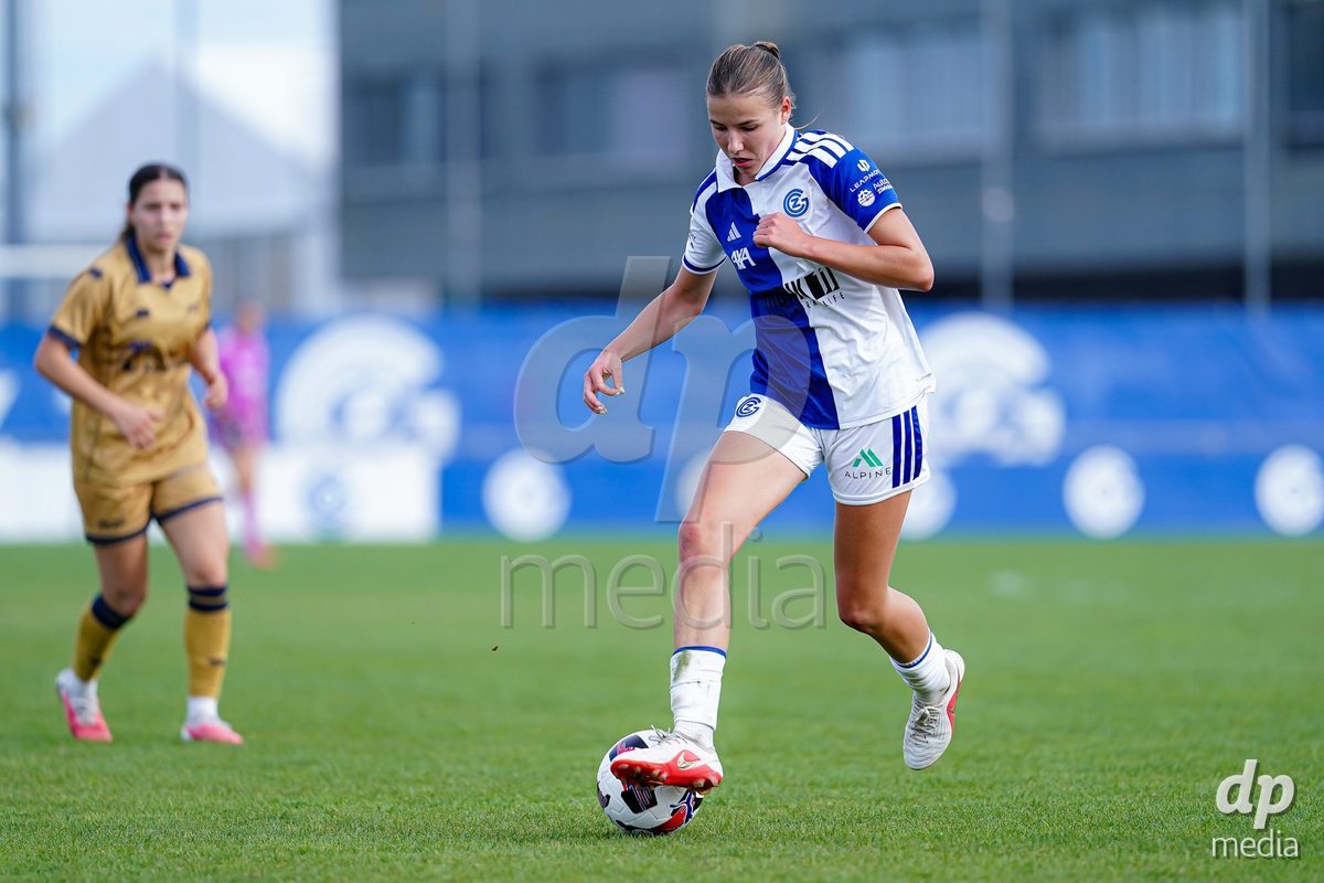 NIEDERHASLI, SWITZERLAND - September 13: Giulia Looser of GC Frauenfussball controls the ball during the AXA Women's Super League match between GC Frauenfussball and FC Luzern at GC Campus on September 13, 2026 in Niederhasli, Switzerland.