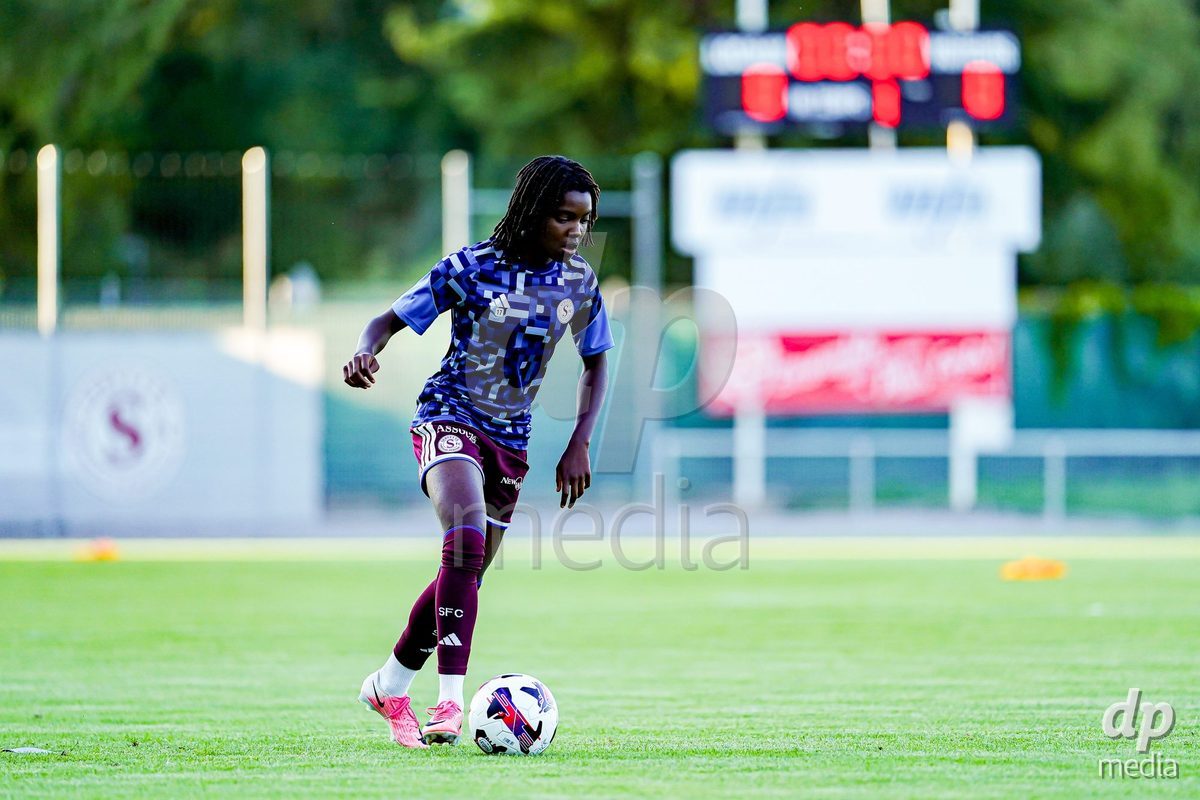 GENEVA, SWITZERLAND - SEPTEMBER 18: Players of Servette FC Chenois Feminin warming up during the AXA Women's Super League match between Servette FC Chenois Feminin and FC Zurich at Stade de Trois-Chene on September 18, 2026 in Geneva, Switzerland.