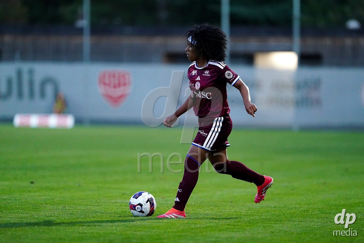 GENEVA, SWITZERLAND - SEPTEMBER 18: Mickaella Cardia (Mickaëlla Cardia) of Servette FC Chenois Feminin controls the ball during the AXA Women's Super League match between Servette FC Chenois Feminin and FC Zurich at Stade de Trois-Chene on September 18, 2026 in Geneva, Switzerland.