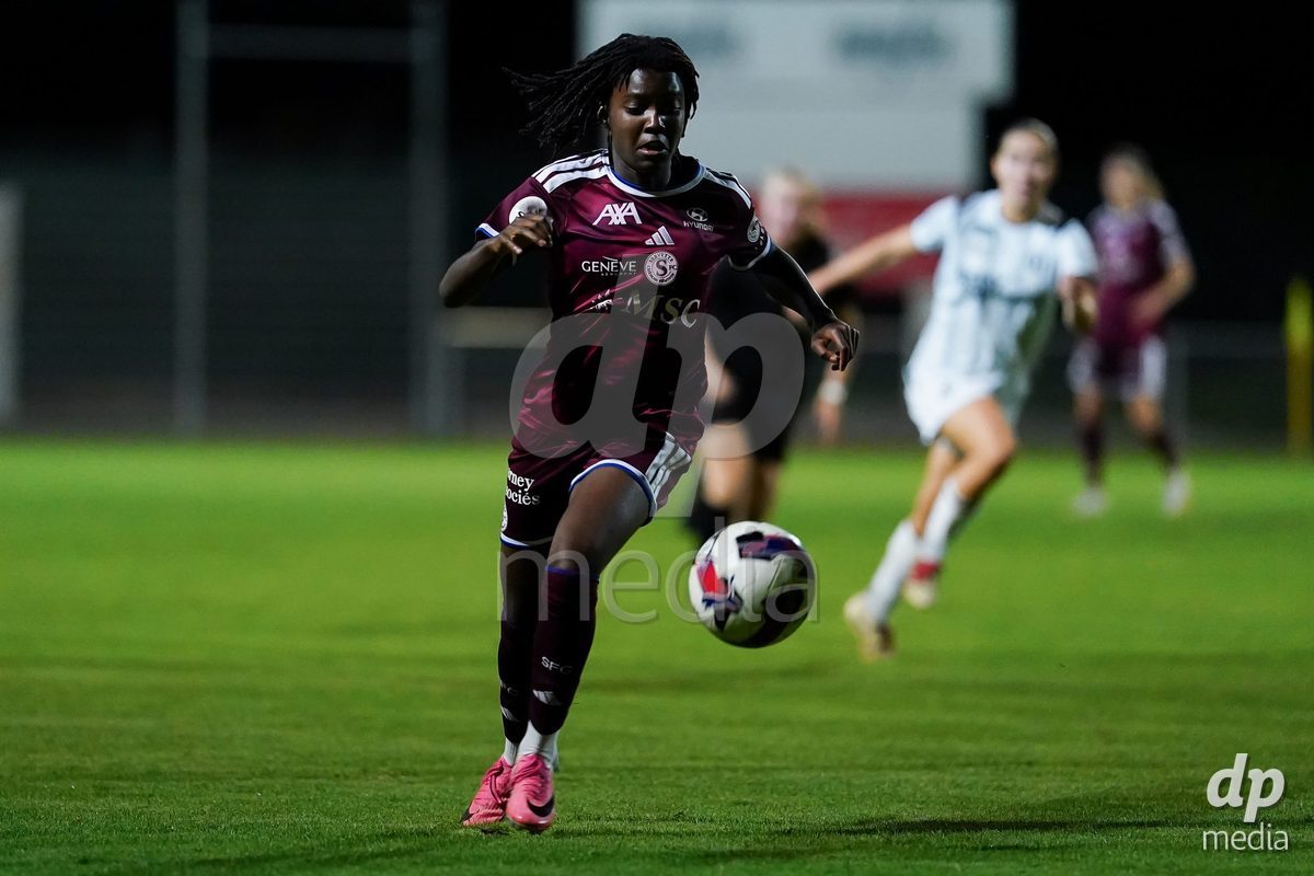 GENEVA, SWITZERLAND - SEPTEMBER 18: Garance Nein of Servette FC Chenois Feminin controls the ball during the AXA Women's Super League match between Servette FC Chenois Feminin and FC Zurich at Stade de Trois-Chene on September 18, 2026 in Geneva, Switzerland.