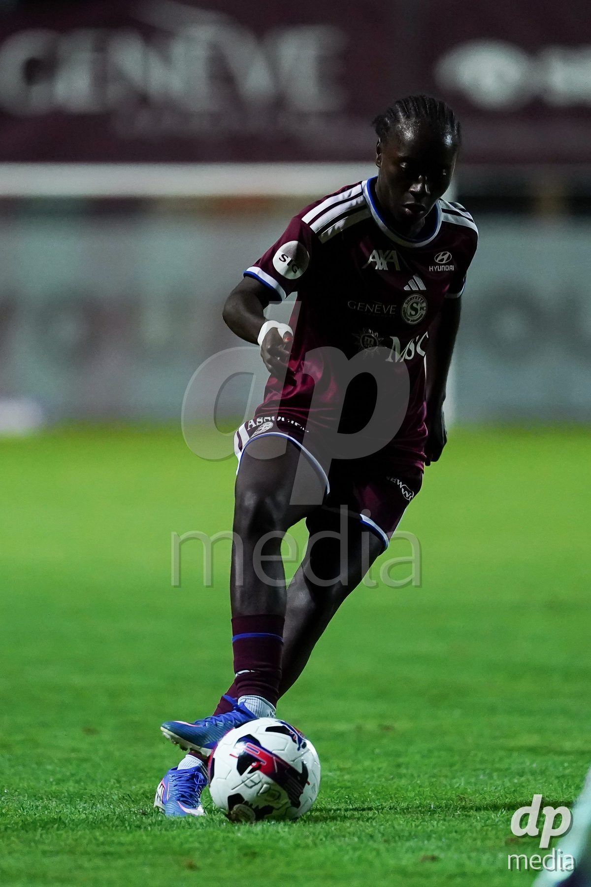 GENEVA, SWITZERLAND - SEPTEMBER 18: Bénédicte Simon (Benedicte Simon) of Servette FC Chenois Feminin controls the ball during the AXA Women's Super League match between Servette FC Chenois Feminin and FC Zurich at Stade de Trois-Chene on September 18, 2026 in Geneva, Switzerland.