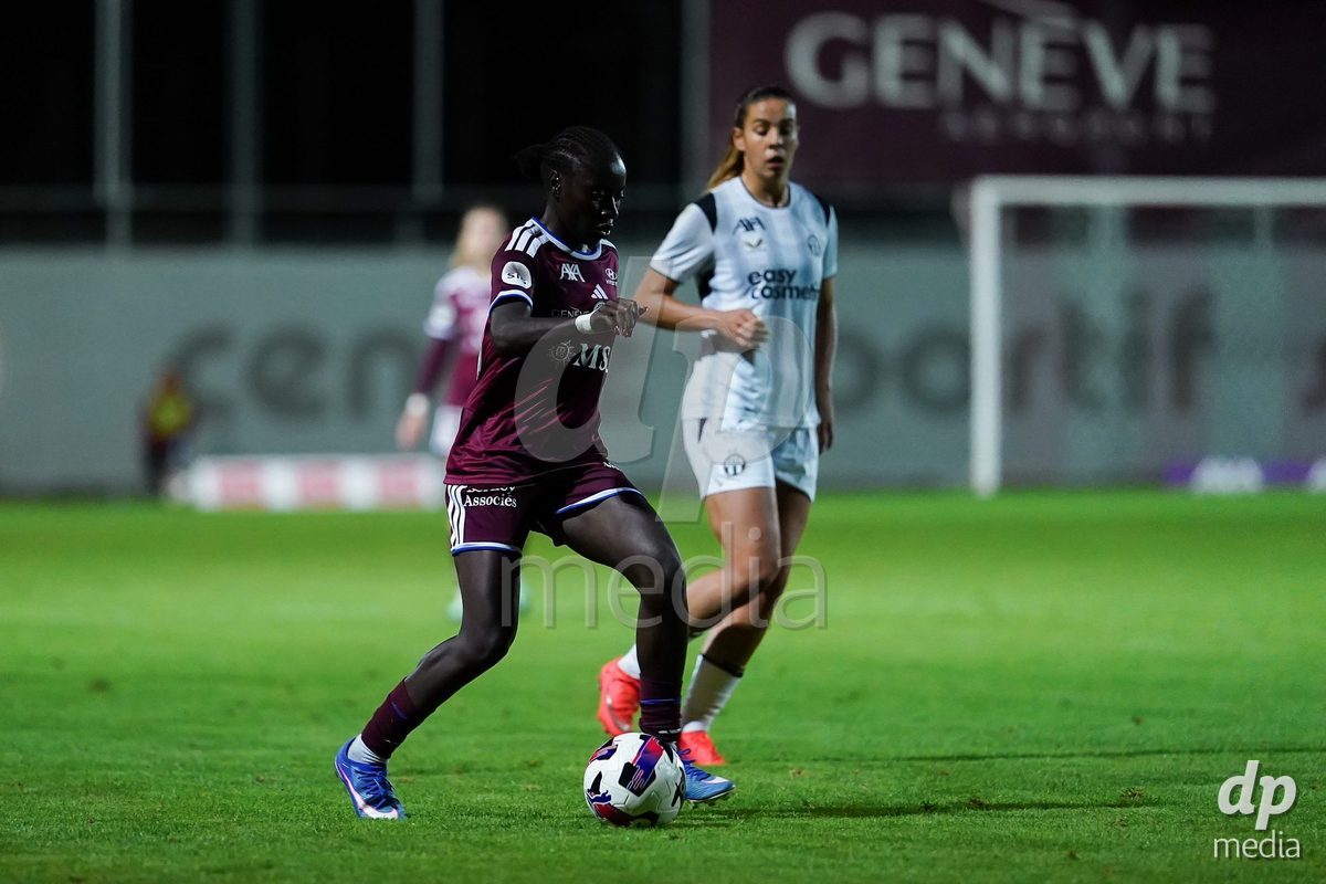 GENEVA, SWITZERLAND - SEPTEMBER 18: Bénédicte Simon (Benedicte Simon) of Servette FC Chenois Feminin controls the ball during the AXA Women's Super League match between Servette FC Chenois Feminin and FC Zurich at Stade de Trois-Chene on September 18, 2026 in Geneva, Switzerland.