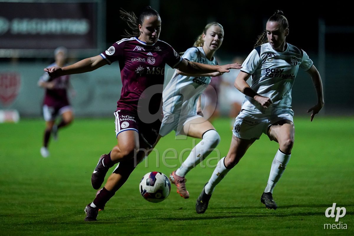 GENEVA, SWITZERLAND - SEPTEMBER 18: Claire O'Riordan of FC Zurich (R) and Magdalena Sobal of Servette FC Chenois Feminin (L) battle for the ball during the AXA Women's Super League match between Servette FC Chenois Feminin and FC Zurich at Stade de Trois-Chene on September 18, 2026 in Geneva, Switzerland.