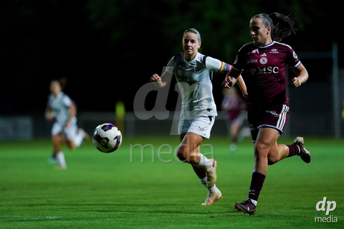 GENEVA, SWITZERLAND - SEPTEMBER 18: Magdalena Sobal of Servette FC Chenois Feminin (R) battle for the ball during the AXA Women's Super League match between Servette FC Chenois Feminin and FC Zurich at Stade de Trois-Chene on September 18, 2026 in Geneva, Switzerland.