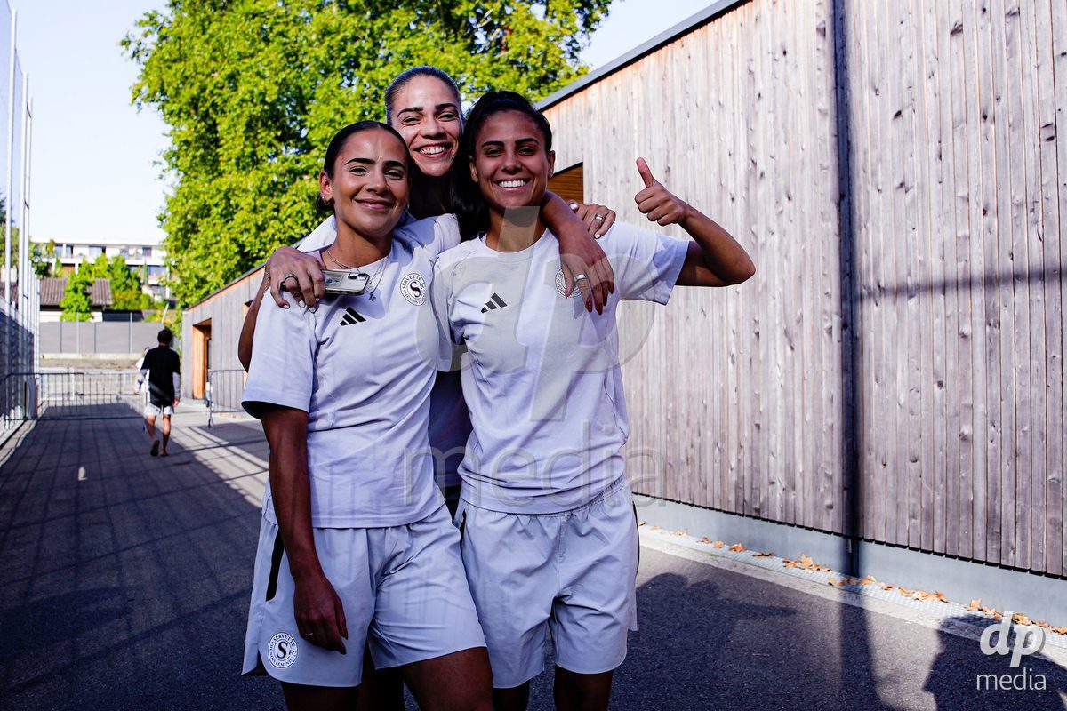 GENEVA, SWITZERLAND - SEPTEMBER 18: Players of Servette FC Chenois Feminin arrival during the AXA Women's Super League match between Servette FC Chenois Feminin and FC Zurich at Stade de Trois-Chene on September 18, 2026 in Geneva, Switzerland.