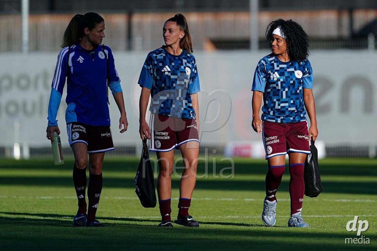 GENEVA, SWITZERLAND - SEPTEMBER 18: Players of Servette FC Chenois Feminin prior to the AXA Women's Super League match between Servette FC Chenois Feminin and FC Zurich at Stade de Trois-Chene on September 18, 2026 in Geneva, Switzerland.