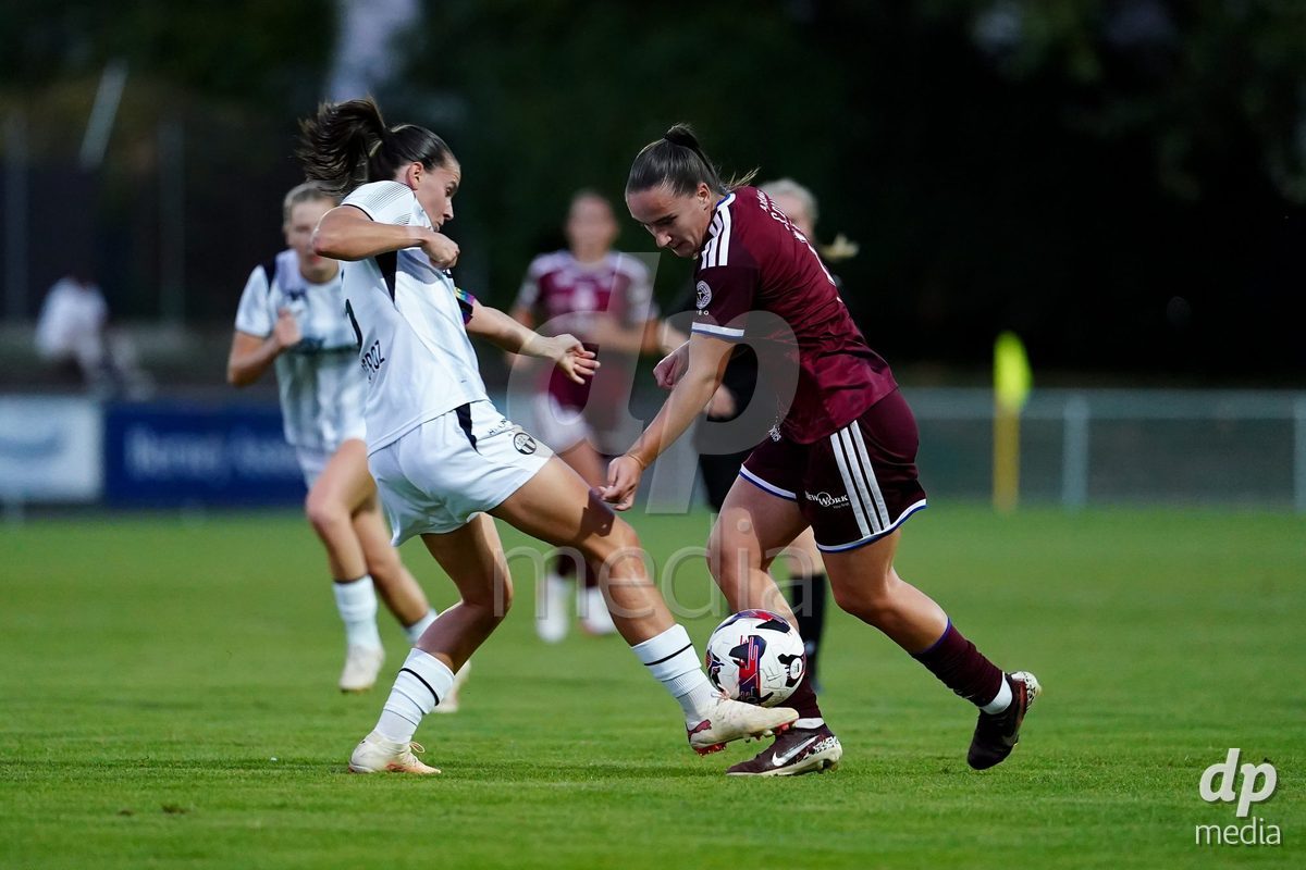 GENEVA, SWITZERLAND - SEPTEMBER 18: Magdalena Sobal of Servette FC Chenois Feminin (R) and Naomi Mégroz (Naomi Megroz) of FC Zurich (L) battle for the ball during the AXA Women's Super League match between Servette FC Chenois Feminin and FC Zurich at Stade de Trois-Chene on September 18, 2026 in Geneva, Switzerland.