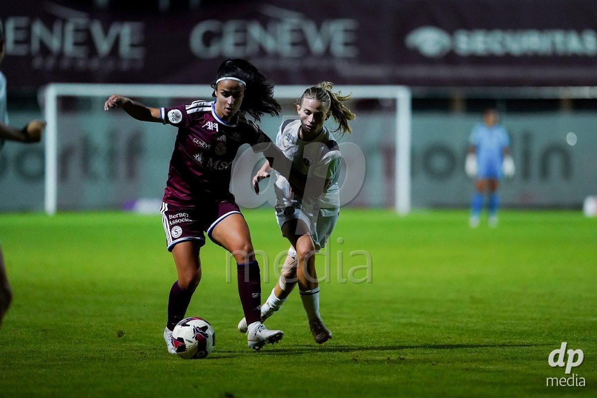 GENEVA, SWITZERLAND - SEPTEMBER 18: Kim Dubs of FC Zurich (R) and Paola Hernandez (Paola Hernández) of Servette FC Chenois Feminin (L) battle for the ball during the AXA Women's Super League match between Servette FC Chenois Feminin and FC Zurich at Stade de Trois-Chene on September 18, 2026 in Geneva, Switzerland.