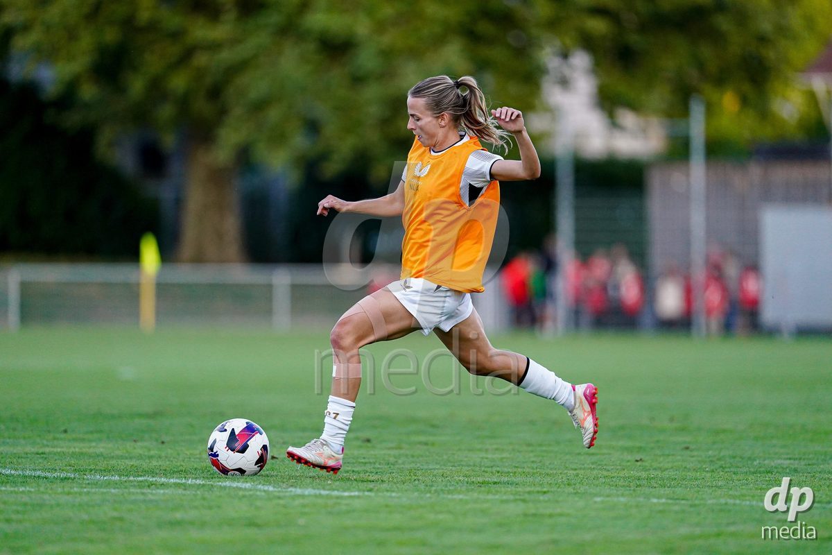 GENEVA, SWITZERLAND - SEPTEMBER 18: Players of FC Zurich warming up during the AXA Women's Super League match between Servette FC Chenois Feminin and FC Zurich at Stade de Trois-Chene on September 18, 2026 in Geneva, Switzerland.
