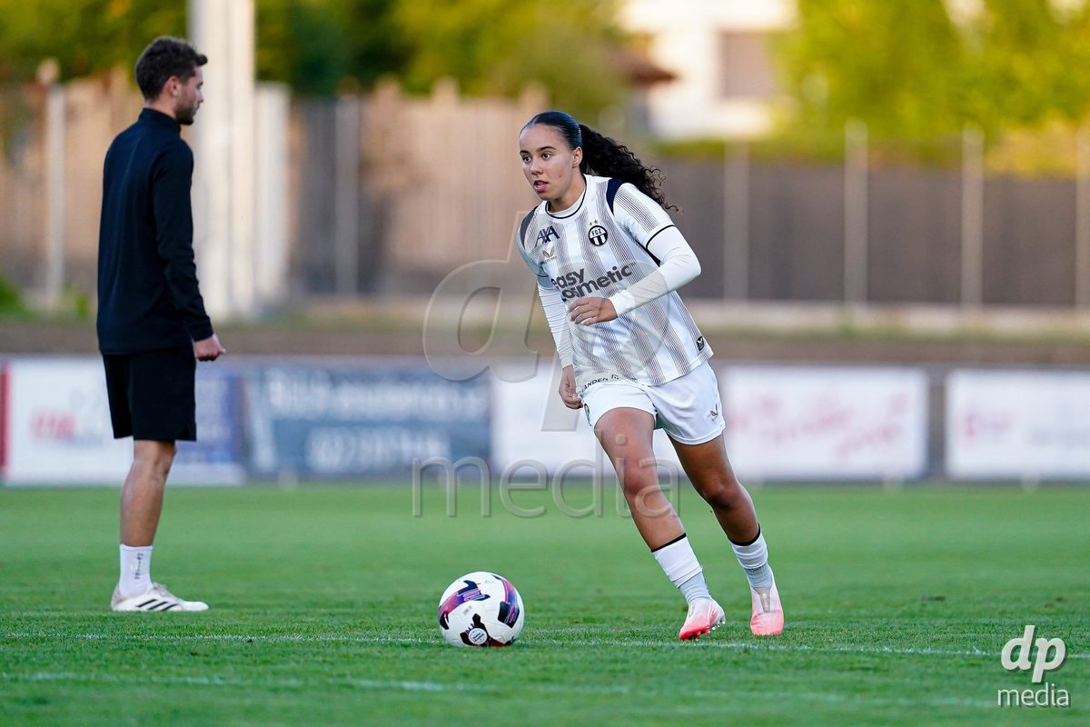 GENEVA, SWITZERLAND - SEPTEMBER 18: Players of FC Zurich warming up during the AXA Women's Super League match between Servette FC Chenois Feminin and FC Zurich at Stade de Trois-Chene on September 18, 2026 in Geneva, Switzerland.