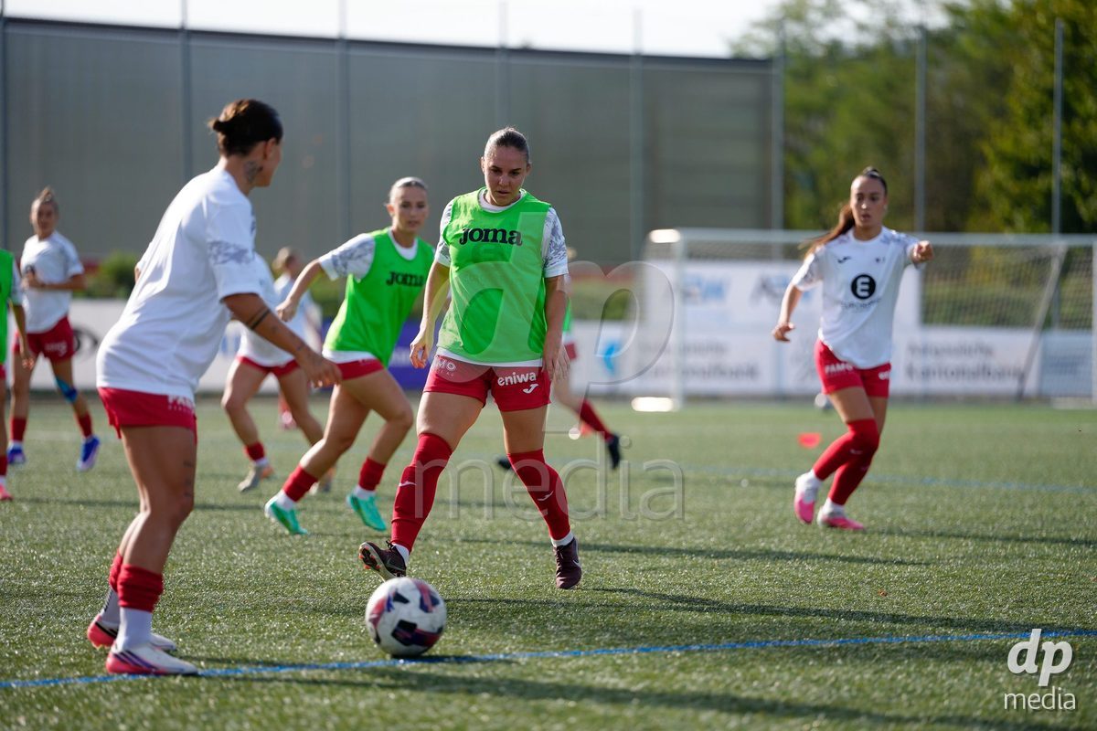 AARAU, SWITZERLAND - SEPTEMBER 19: Rebecca Anne Storr and Rita Filipa Do Sul of FC Aarau Frauen during warmup before the AXA Women's Super League match between FC Aarau Frauen and BSC YB Frauen at Sportanlage Schachen on September 19, 2026 in Aarau, Switzerland.