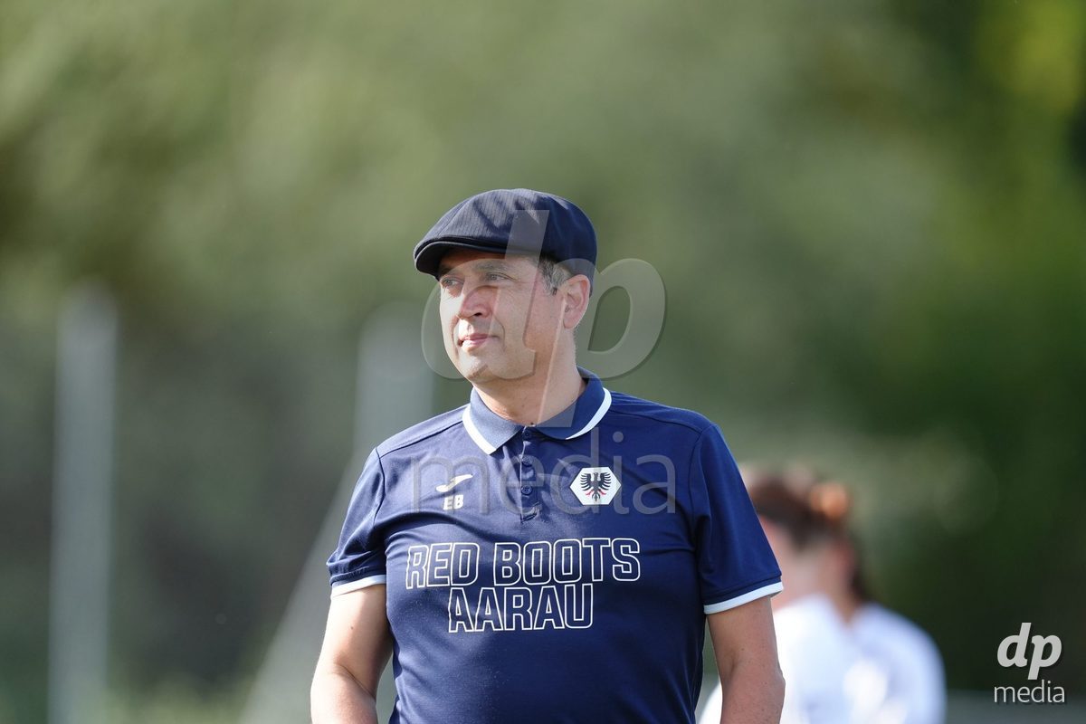 AARAU, SWITZERLAND - SEPTEMBER 19: Head Coach Eduardo Barrera of FC Aarau Frauen during warmup before the AXA Women's Super League match between FC Aarau Frauen and BSC YB Frauen at Sportanlage Schachen on September 19, 2026 in Aarau, Switzerland.