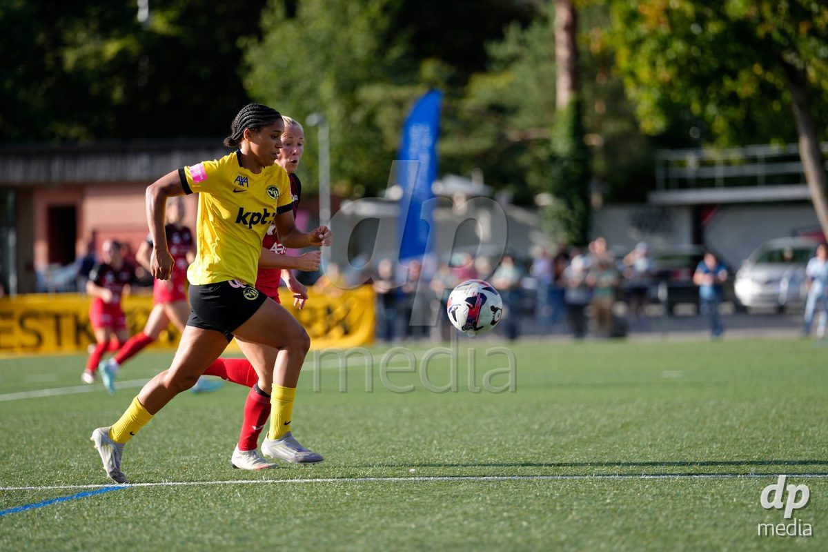 AARAU, SWITZERLAND - SEPTEMBER 19: Josephine Afua Kyerewaa Bonsu of BSC YB Frauen against Michelle Stierli of FC Aarau Frauen during the AXA Women's Super League match between FC Aarau Frauen and BSC YB Frauen at Sportanlage Schachen on September 19, 2026 in Aarau, Switzerland.
