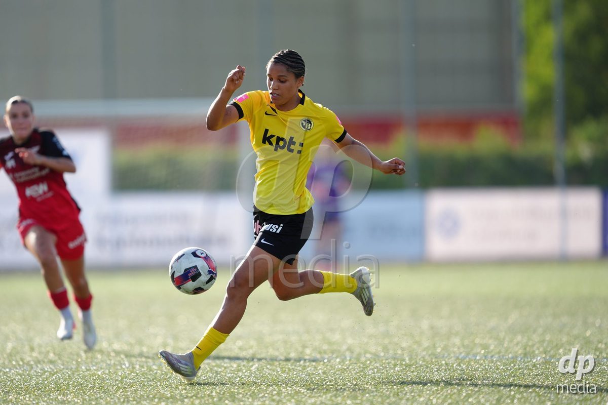 AARAU, SWITZERLAND - SEPTEMBER 19: Josephine Afua Kyerewaa Bonsu of BSC YB Frauen against Vanesa Hoti of FC Aarau Frauen during the AXA Women's Super League match between FC Aarau Frauen and BSC YB Frauen at Sportanlage Schachen on September 19, 2026 in Aarau, Switzerland.