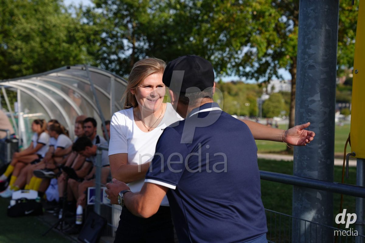 AARAU, SWITZERLAND - SEPTEMBER 19: Head Coach Imke Annita Wubbenhorst of BSC YB Frauen with Head Coach Eduardo Barrera of FC Aarau Frauen before the AXA Women's Super League match between FC Aarau Frauen and BSC YB Frauen at Sportanlage Schachen on September 19, 2026 in Aarau, Switzerland.