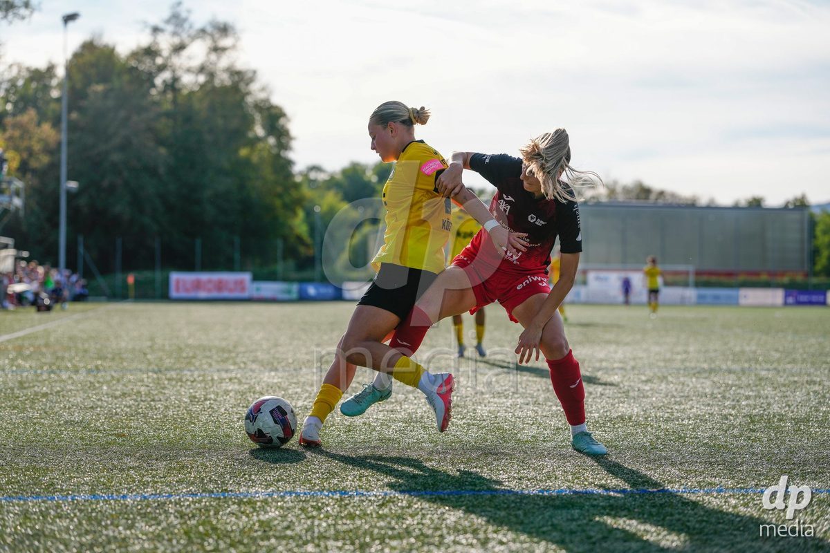 AARAU, SWITZERLAND - SEPTEMBER 19: Leonie Sophie Koster of BSC YB Frauen against Celia Hofer of FC Aarau Frauen during the AXA Women's Super League match between FC Aarau Frauen and BSC YB Frauen at Sportanlage Schachen on September 19, 2026 in Aarau, Switzerland.