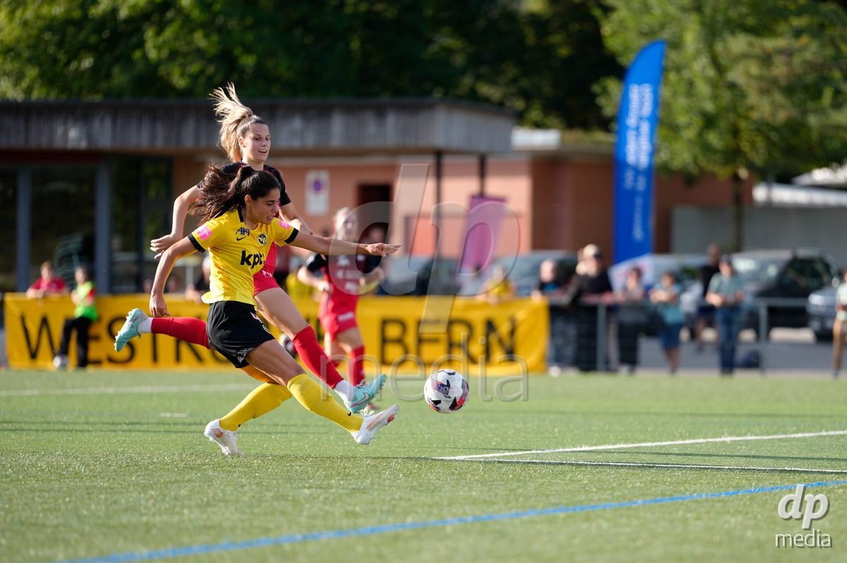 AARAU, SWITZERLAND - SEPTEMBER 19: Laura Frey of BSC YB Frauen against Celia Hofer of FC Aarau Frauen during the AXA Women's Super League match between FC Aarau Frauen and BSC YB Frauen at Sportanlage Schachen on September 19, 2026 in Aarau, Switzerland.