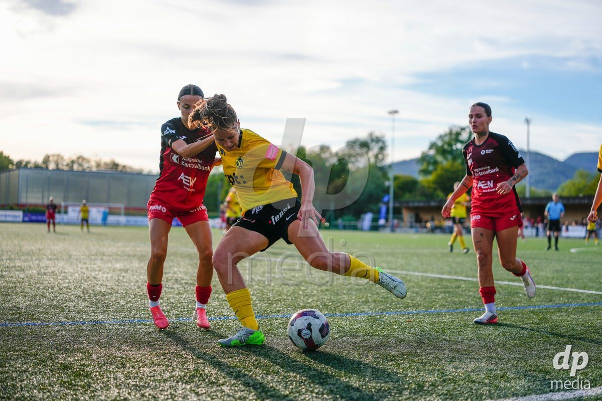 AARAU, SWITZERLAND - SEPTEMBER 19: Emilie Bernhardt of BSC YB Frauen against Aida Ragusa of FC Aarau Frauen during the AXA Women's Super League match between FC Aarau Frauen and BSC YB Frauen at Sportanlage Schachen on September 19, 2026 in Aarau, Switzerland.