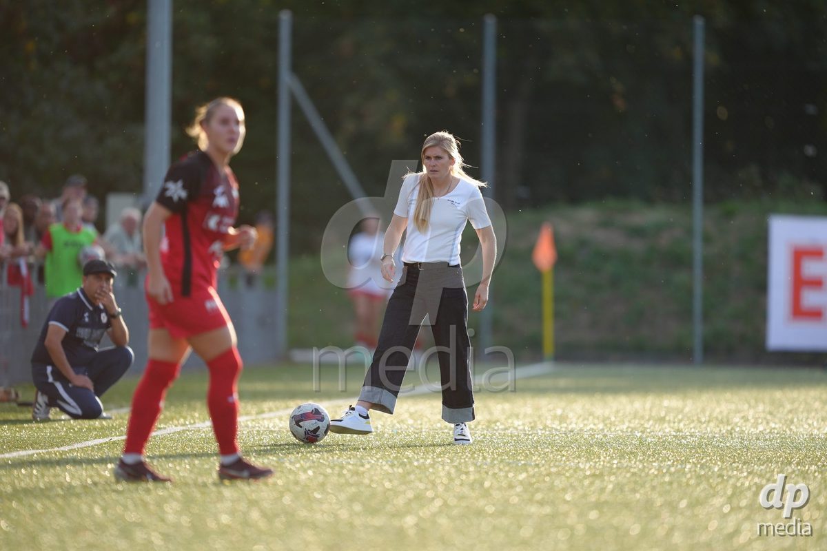 AARAU, SWITZERLAND - SEPTEMBER 19: Head Coach Imke Annita Wubbenhorst of BSC YB Frauen during the AXA Women's Super League match between FC Aarau Frauen and BSC YB Frauen at Sportanlage Schachen on September 19, 2026 in Aarau, Switzerland.