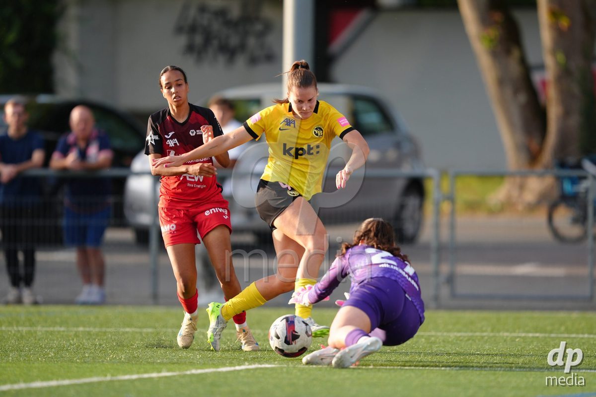 AARAU, SWITZERLAND - SEPTEMBER 19: Joy Steck of FC Aarau Frauen against Emilie Bernhardt and Goalkeeper Tamara Biedermann of BSC YB Frauen during the AXA Women's Super League match between FC Aarau Frauen and BSC YB Frauen at Sportanlage Schachen on September 19, 2026 in Aarau, Switzerland.