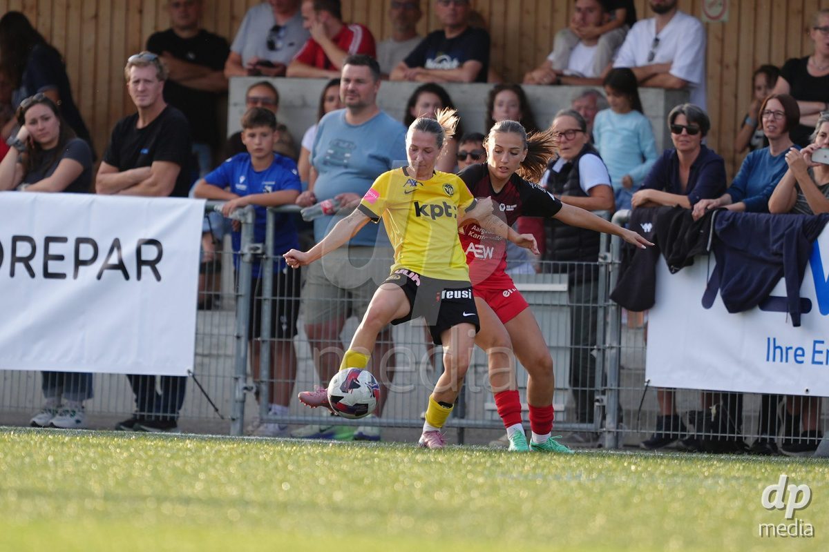 AARAU, SWITZERLAND - SEPTEMBER 19: Lisa Josten of BSC YB Frauen against Eriola Delija of FC Aarau Frauen during the AXA Women's Super League match between FC Aarau Frauen and BSC YB Frauen at Sportanlage Schachen on September 19, 2026 in Aarau, Switzerland.