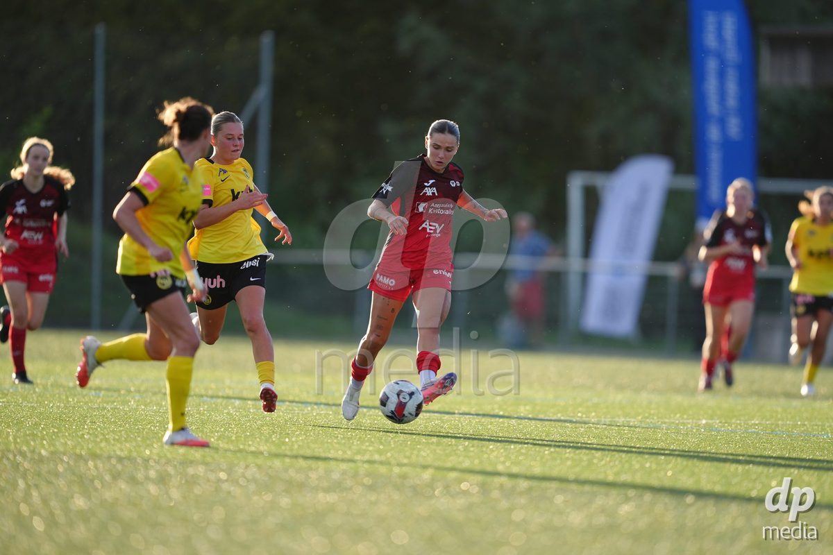 AARAU, SWITZERLAND - SEPTEMBER 19: Leonie Sophie Koster of BSC YB Frauen against Vanesa Hoti of FC Aarau Frauen during the AXA Women's Super League match between FC Aarau Frauen and BSC YB Frauen at Sportanlage Schachen on September 19, 2026 in Aarau, Switzerland.