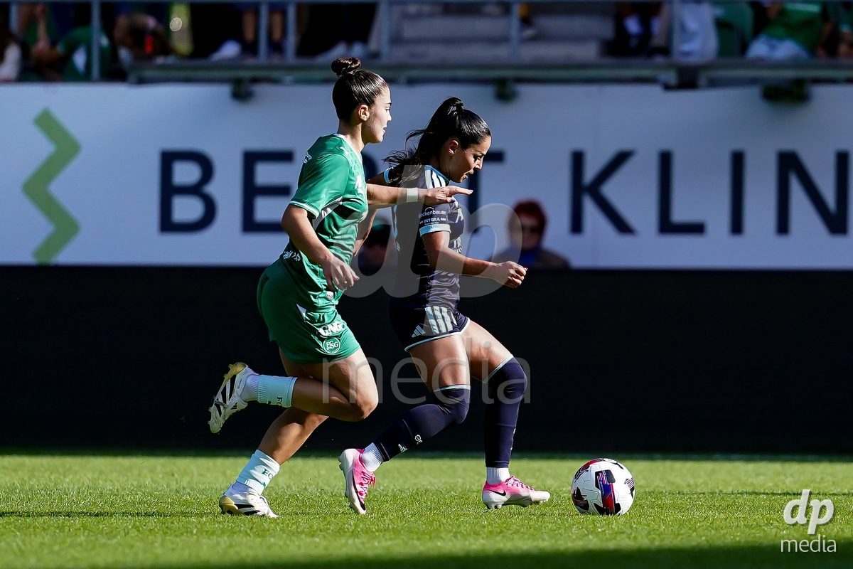 ST. GALLEN, SWITZERLAND - SEPTEMBER 19: Qendresa Krasniqi of GC Frauenfussball (R) and Alessandra de Freitas of St.Gallen 1879 (L) battle for the ball during the AXA Women's Super League match between FC St. Gallen 1879 and GC Frauenfussball at Berit Sitterstadion on September 19, 2026 in St. Gallen, Switzerland.